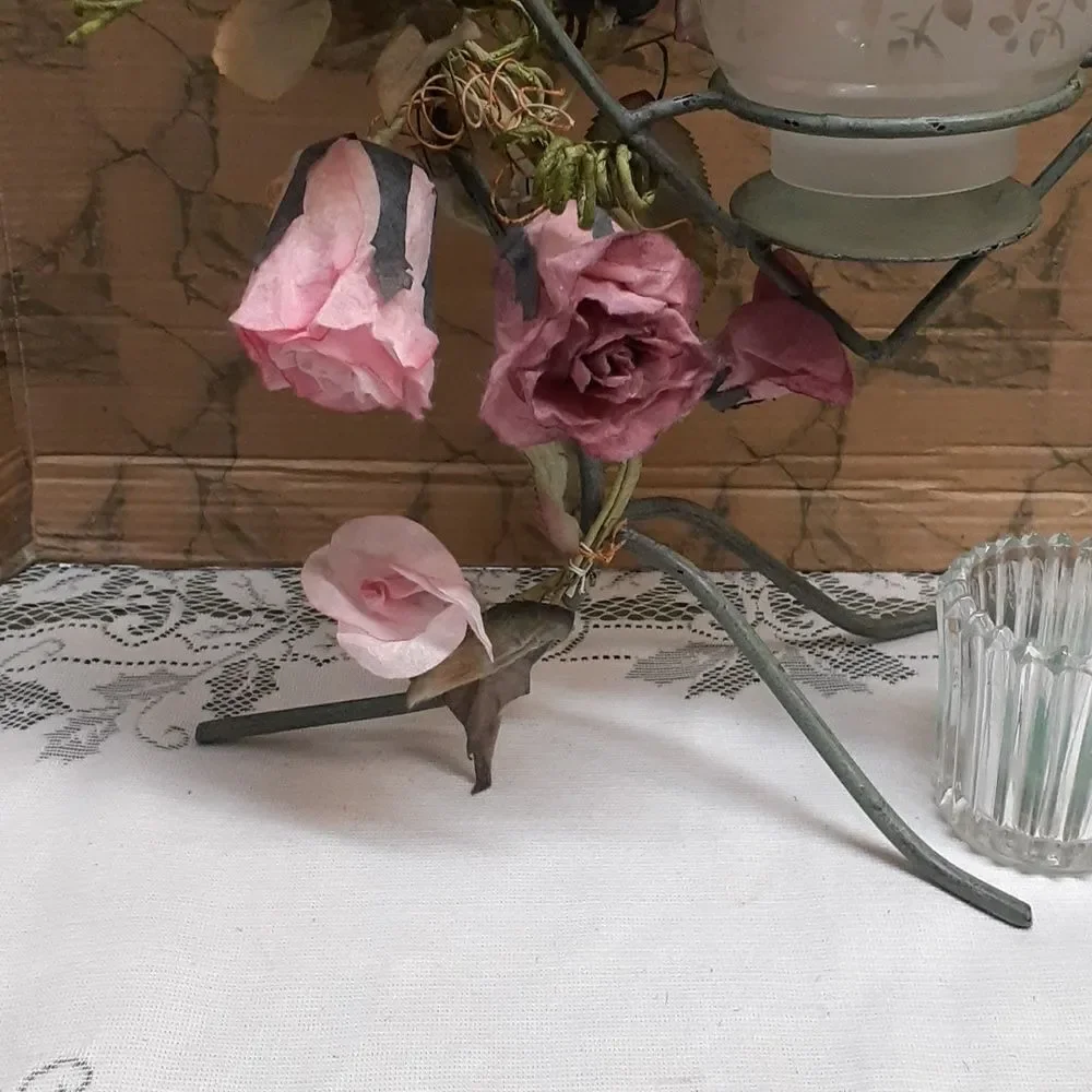 -‎ Verde Green metal hanging heart candlelight with pink roses.